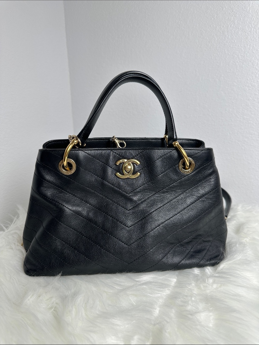💯Authentic Chanel Chevron Quilted Shoulder Bag – Black Leather & Gold Hardware🍀 - Picture 15 of 16